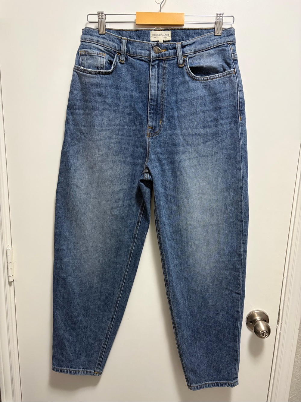 Current/Elliot The Jaunt Taper Baggy Jean in the wash color Dunes Size 29